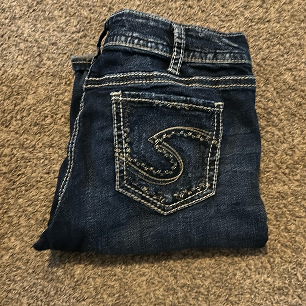 Super cute pair of boot cut silver jeans!